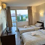 Helena - Pool & Sea View Balchik